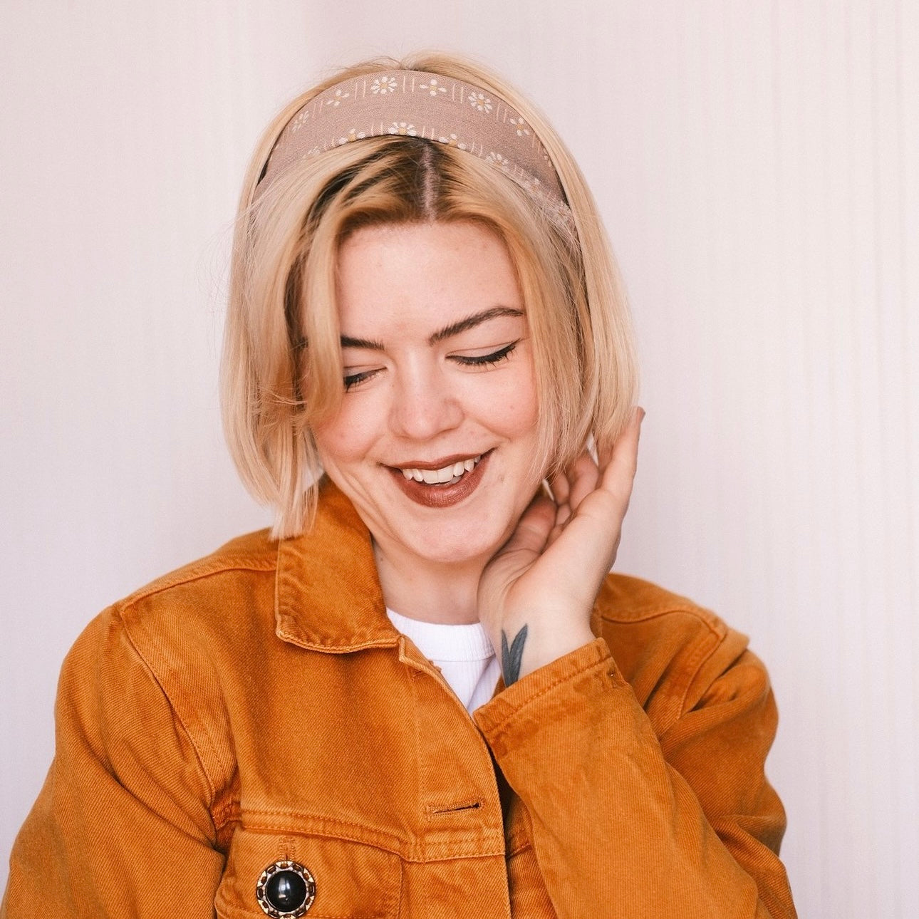 Drahthaarband beige Blümchen