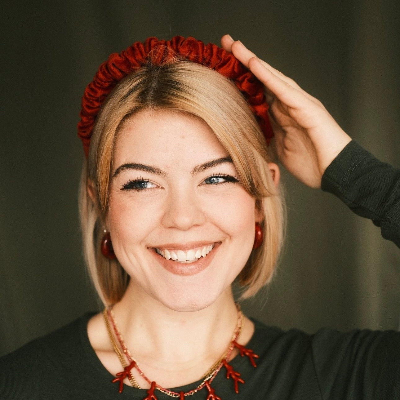 Hilde - coralenrot Haarreif gerafft