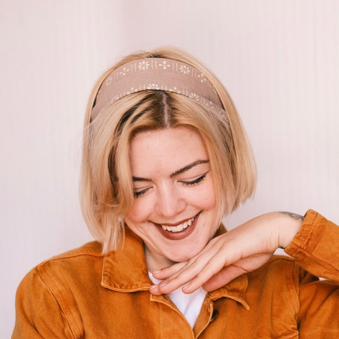 Drahthaarband beige Blümchen