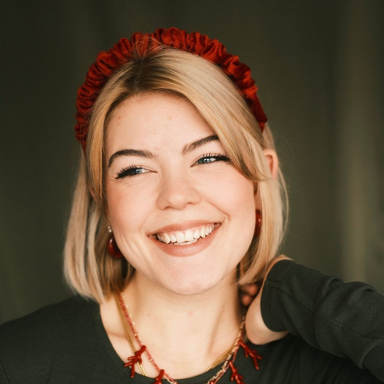 Hilde - coralenrot Haarreif gerafft