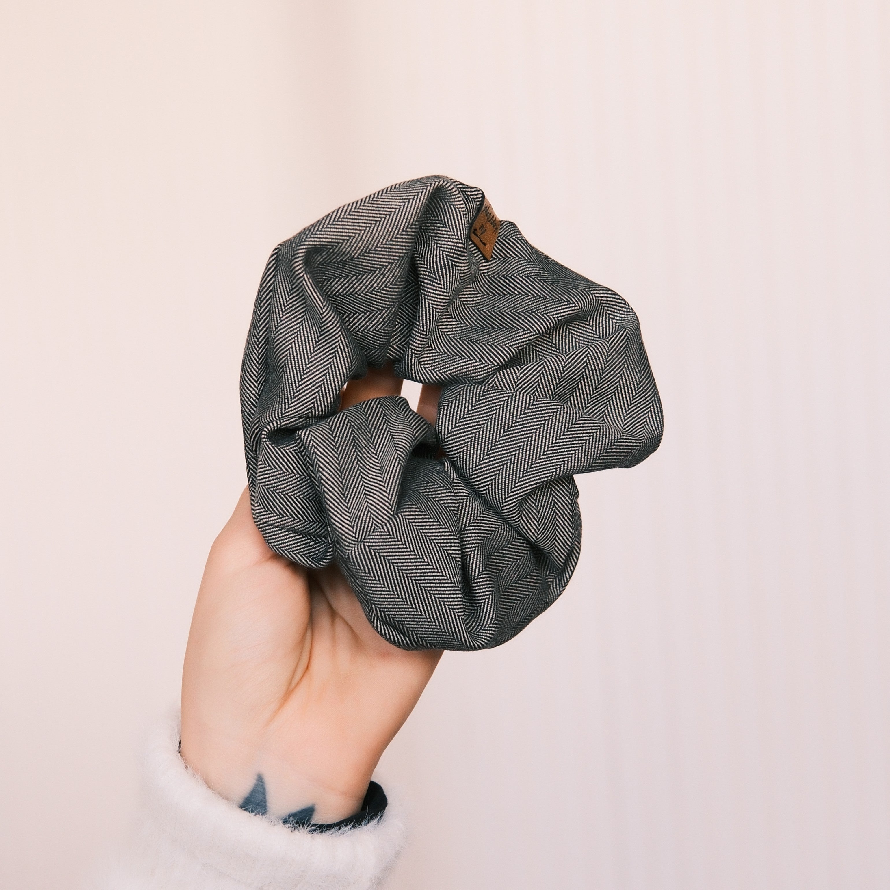 Big Scrunchie - XOXO Beige/Schwarz