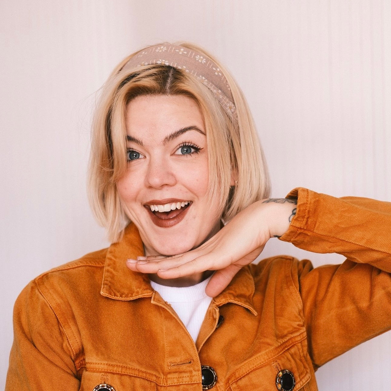 Drahthaarband beige Blümchen