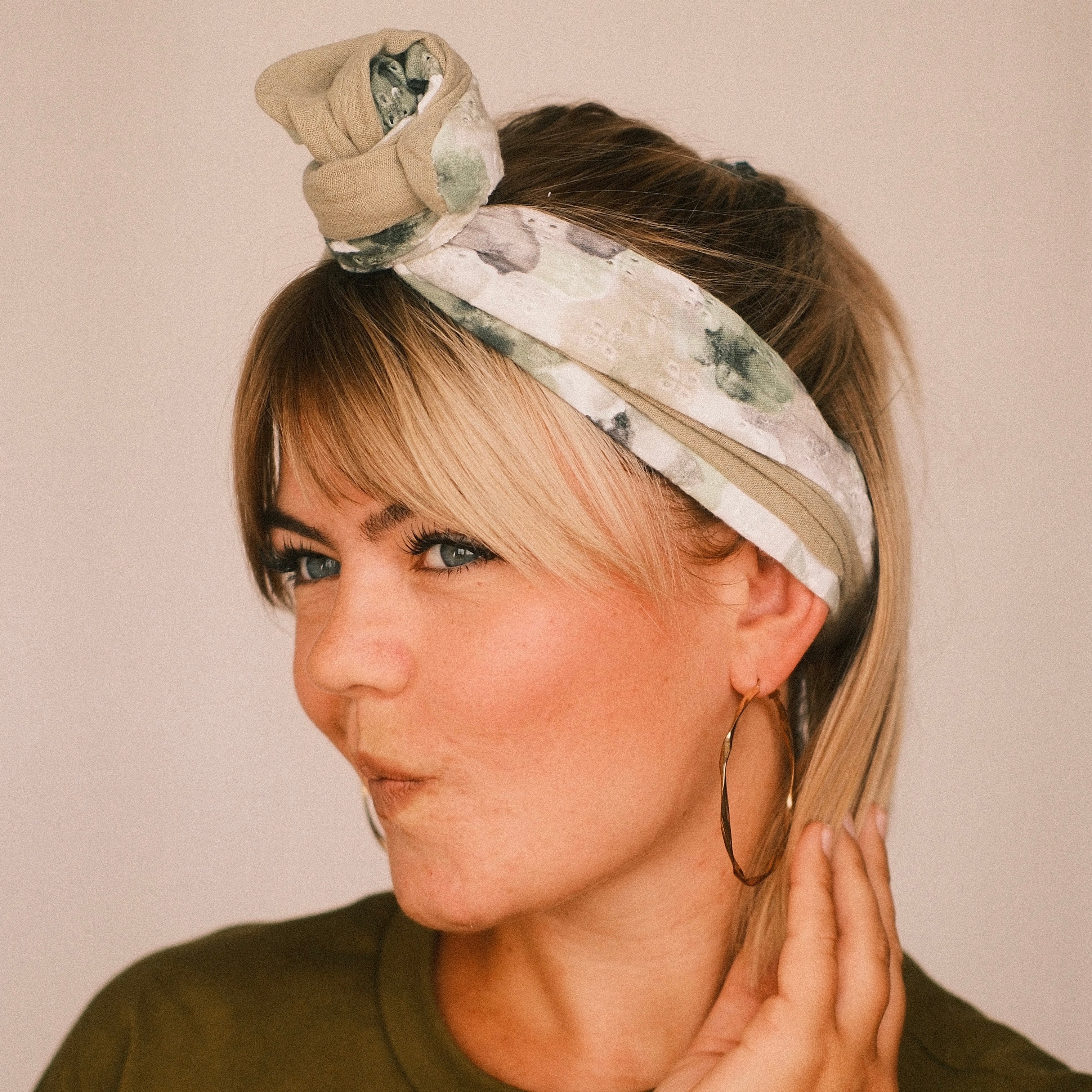 Drahthaarband 2 Seiten - Stick Blume Grün