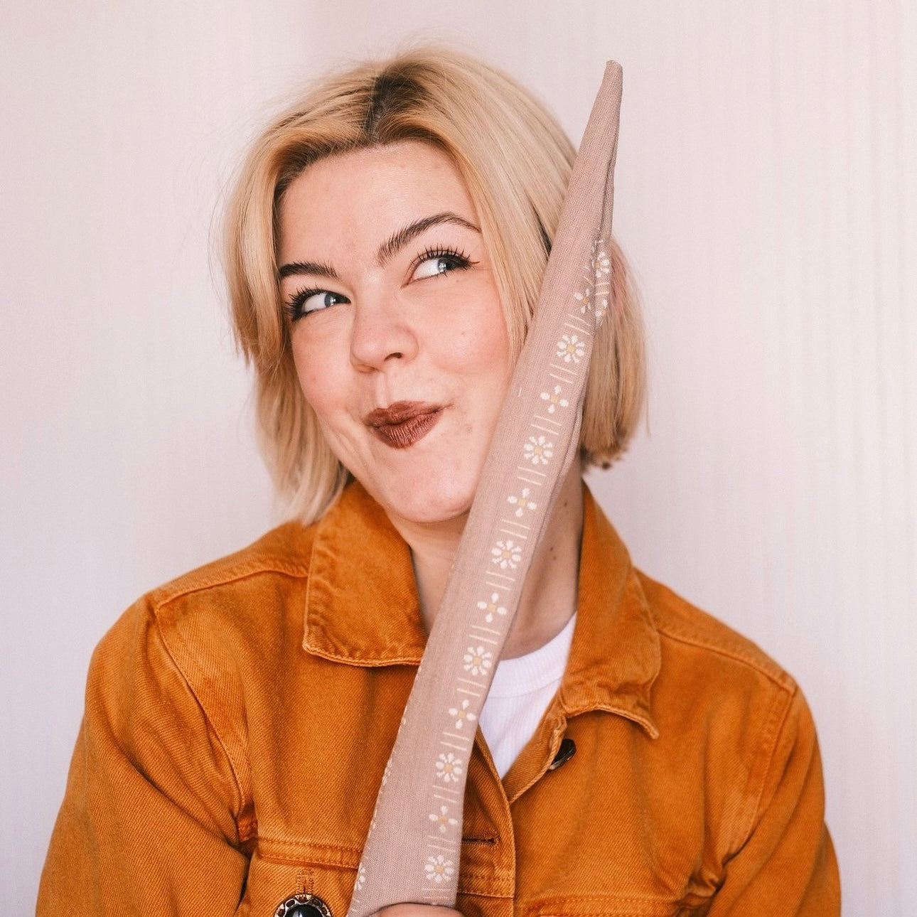 Drahthaarband beige Blümchen