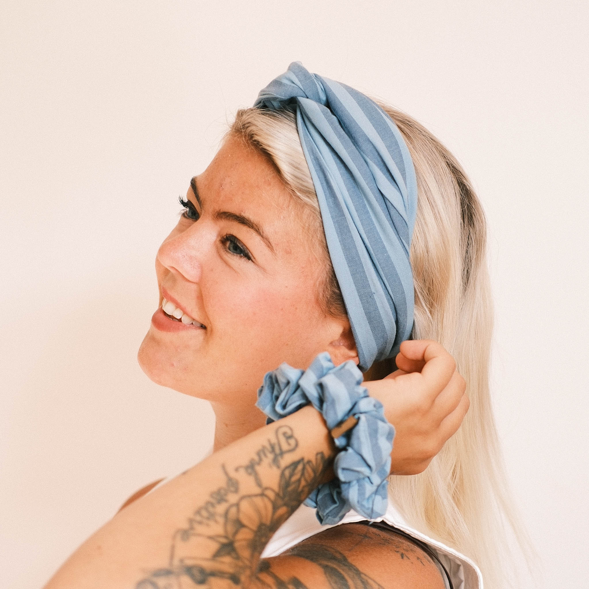 Drahthaarband Breit – Blaustreifen