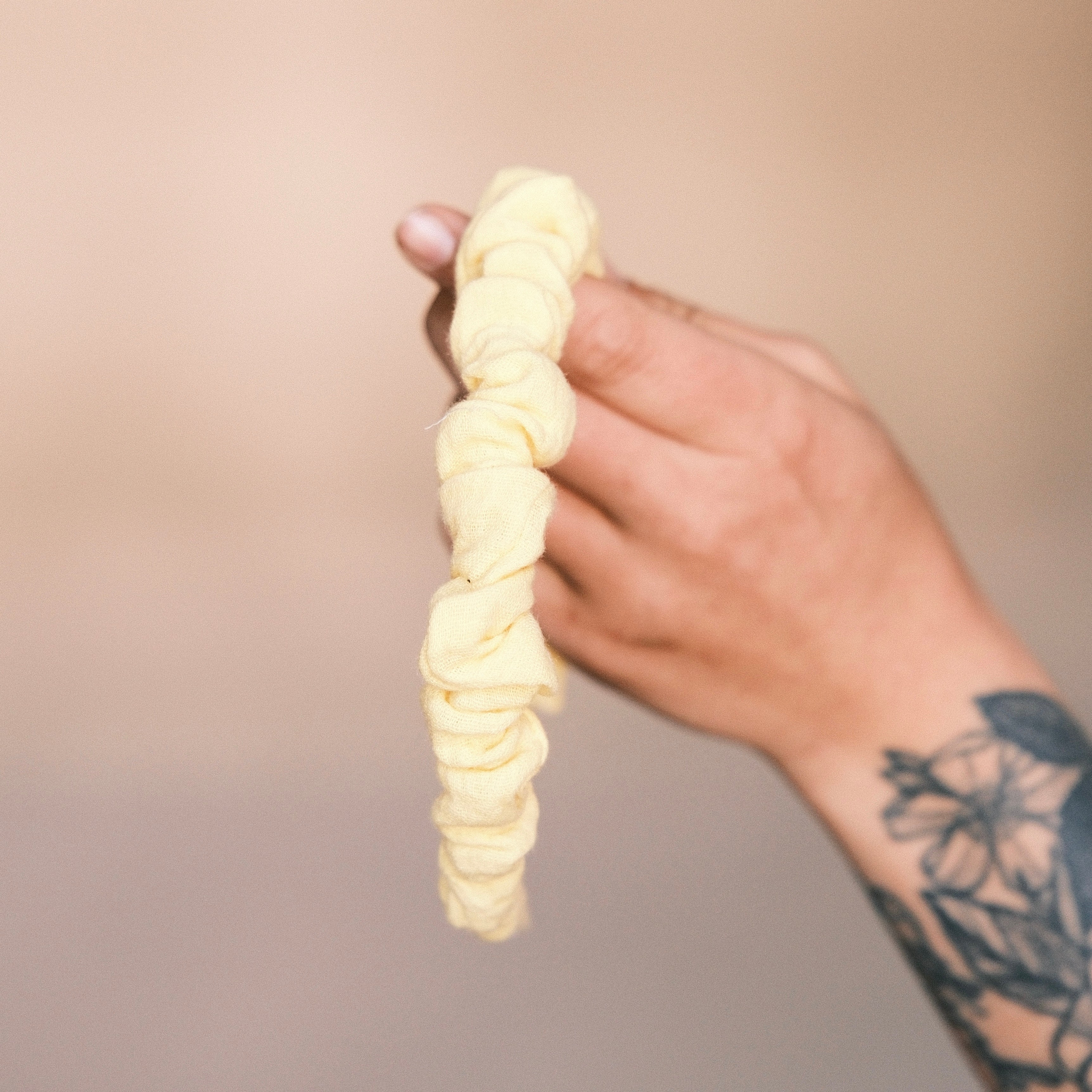 Hilde - Musselin butter yellow - Haarreif gerafft