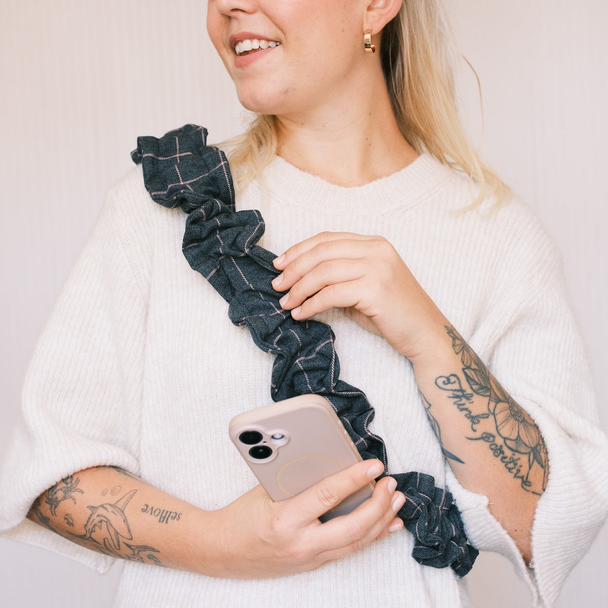 Handykette Rüschen - XOXO Grau/Rosa
