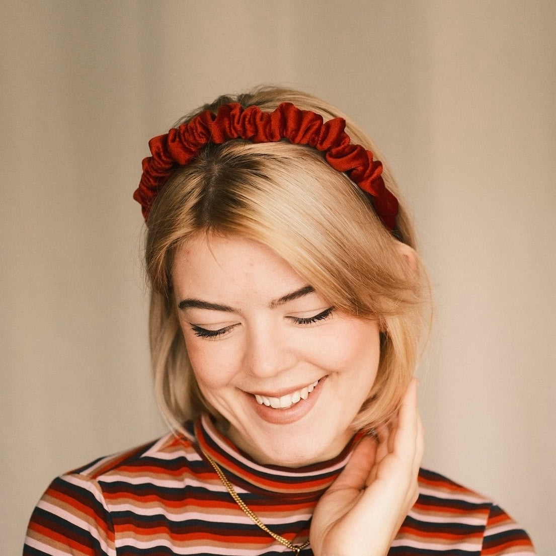 Hilde - coralenrot Haarreif gerafft