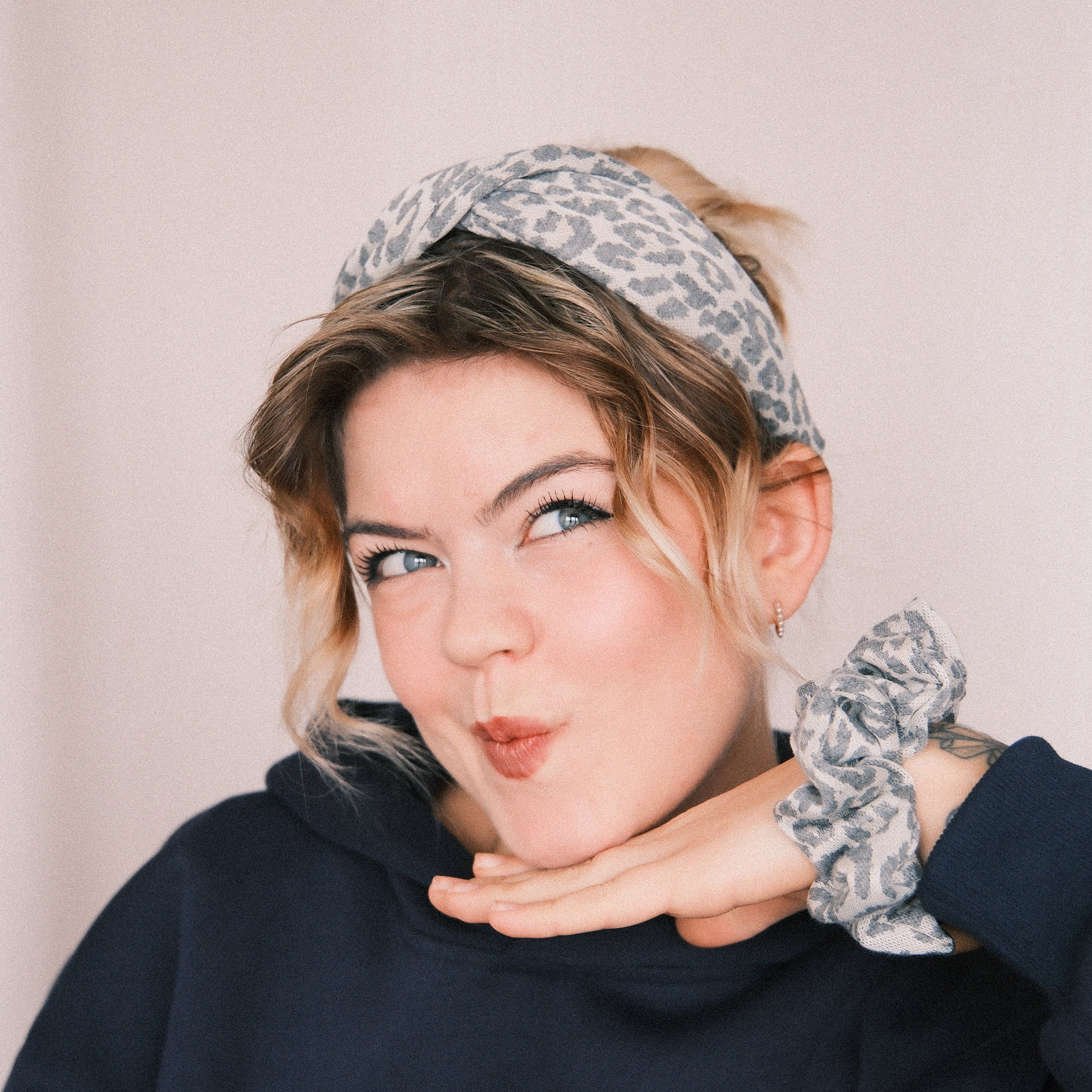 Scrunchie - Strick Leo Grau