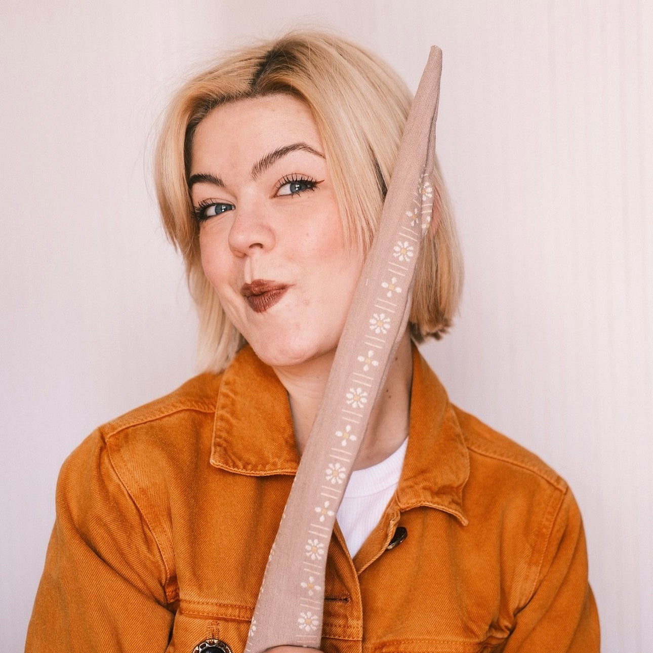 Drahthaarband beige Blümchen