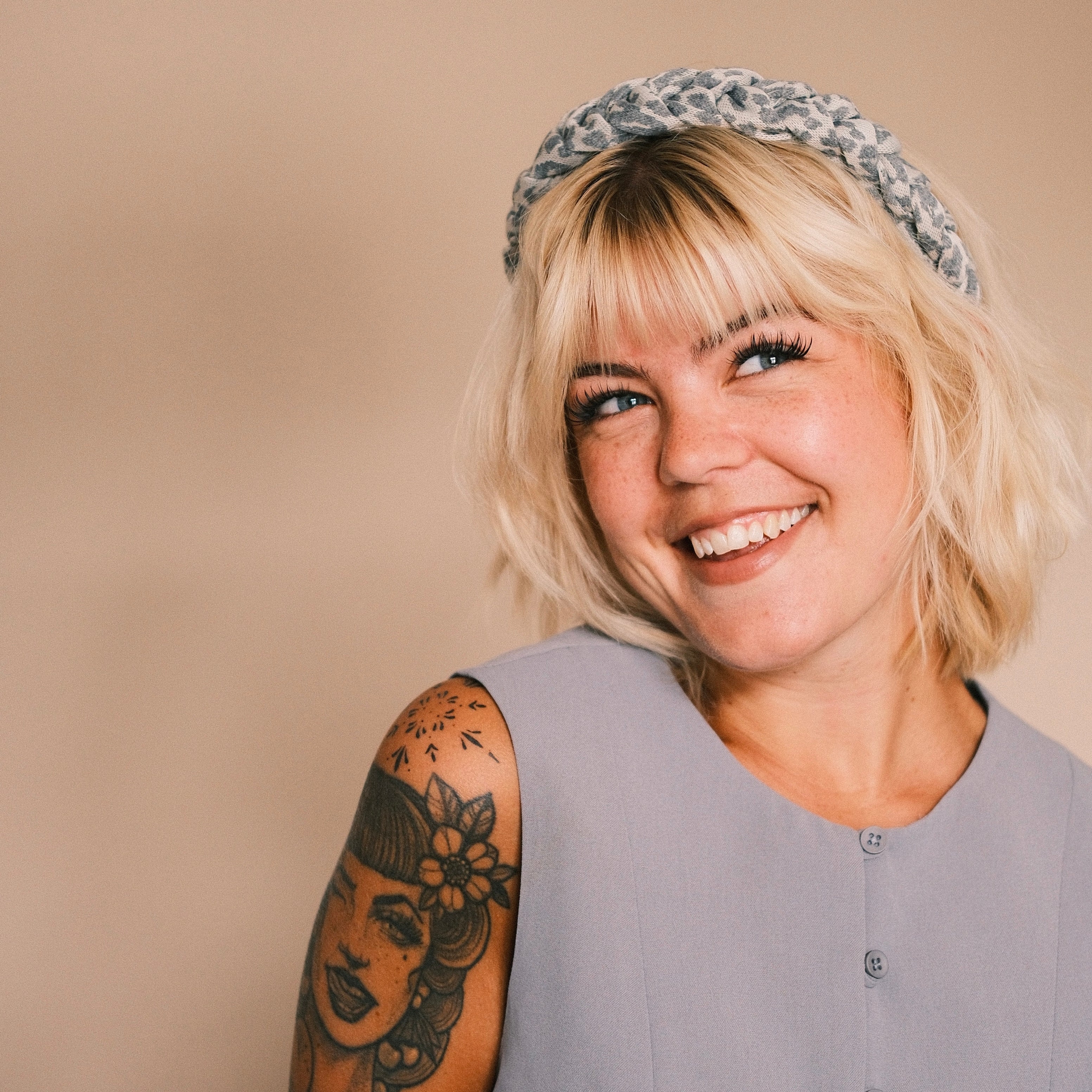 Lola -  Strick Leo Grau