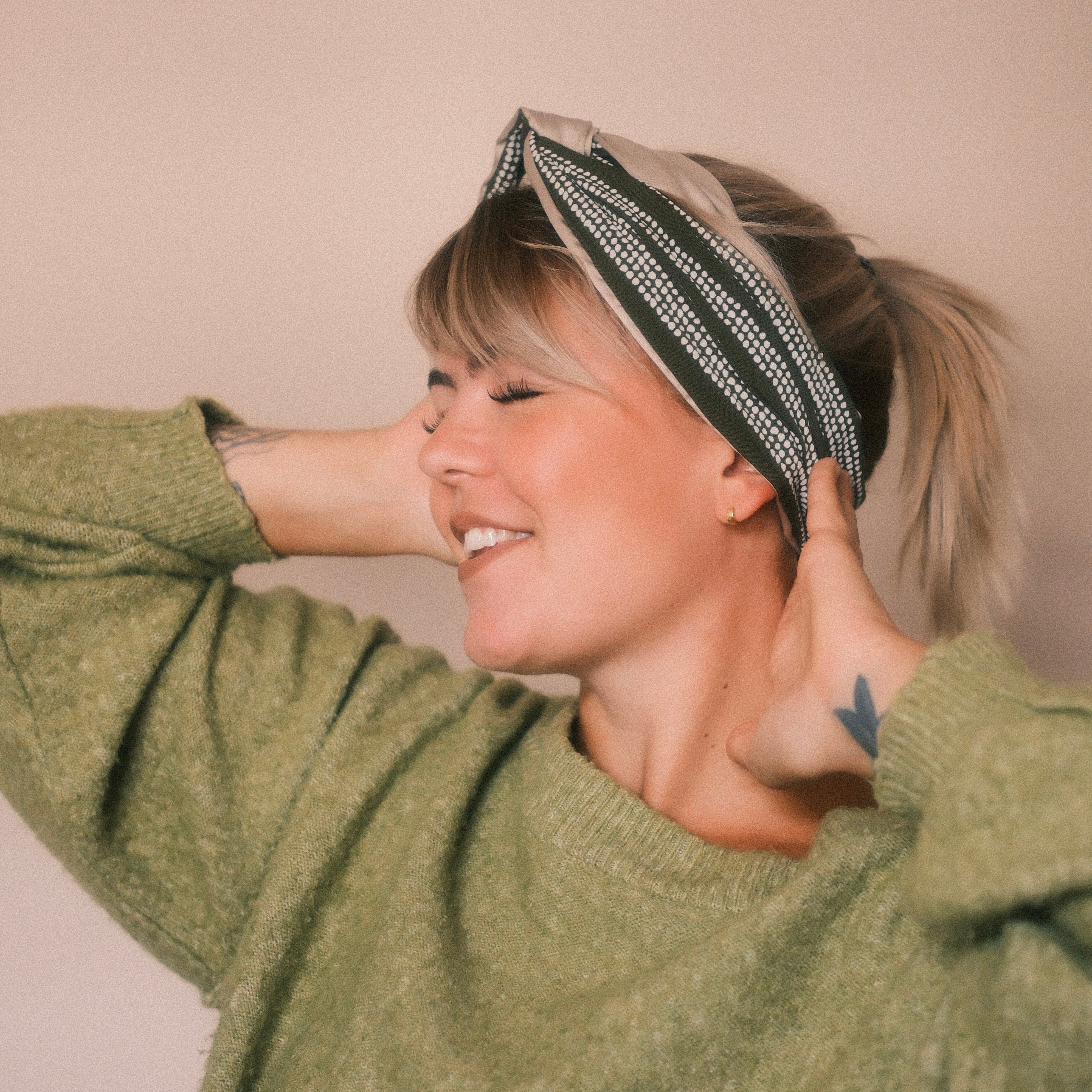 Drahthaarband 2 Seiten - Punkte Beige/Grün