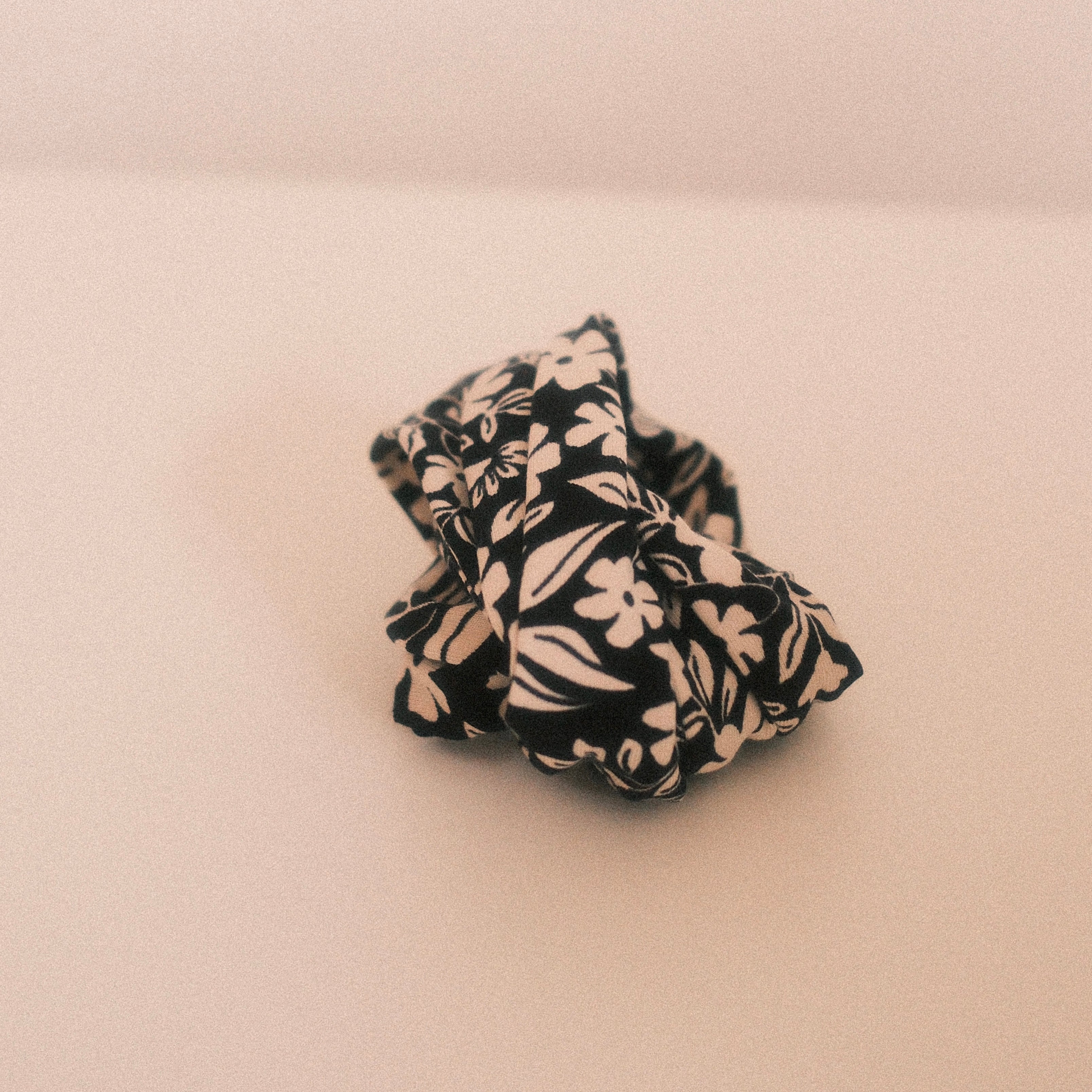 Drahthaarband schmal - schwarze Blumen