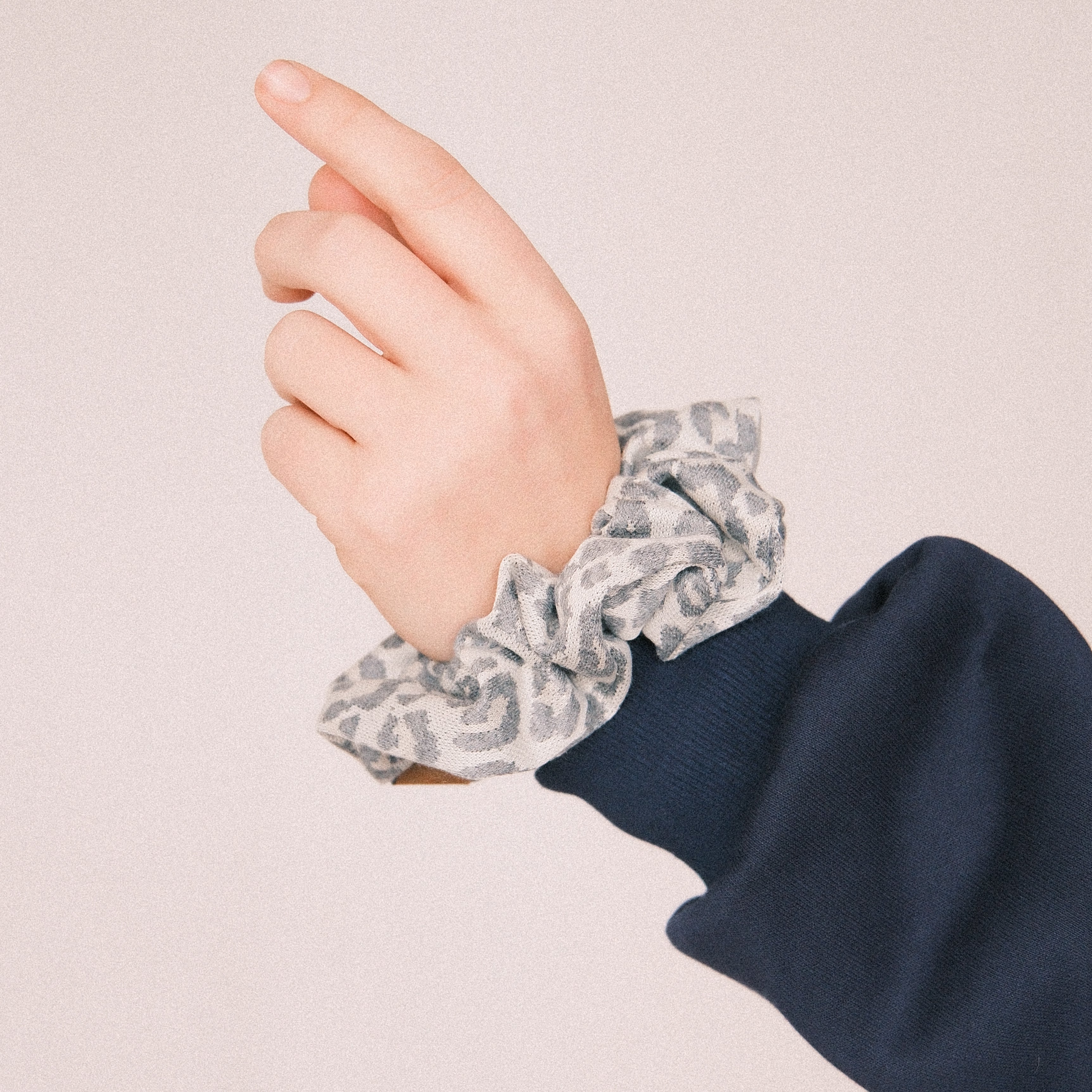 Scrunchie - Strick Leo Grau