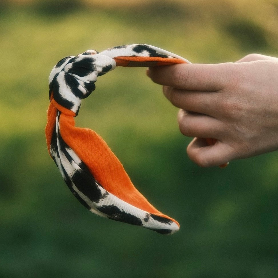 Frieda - oh leo orange Haarreif Knoten