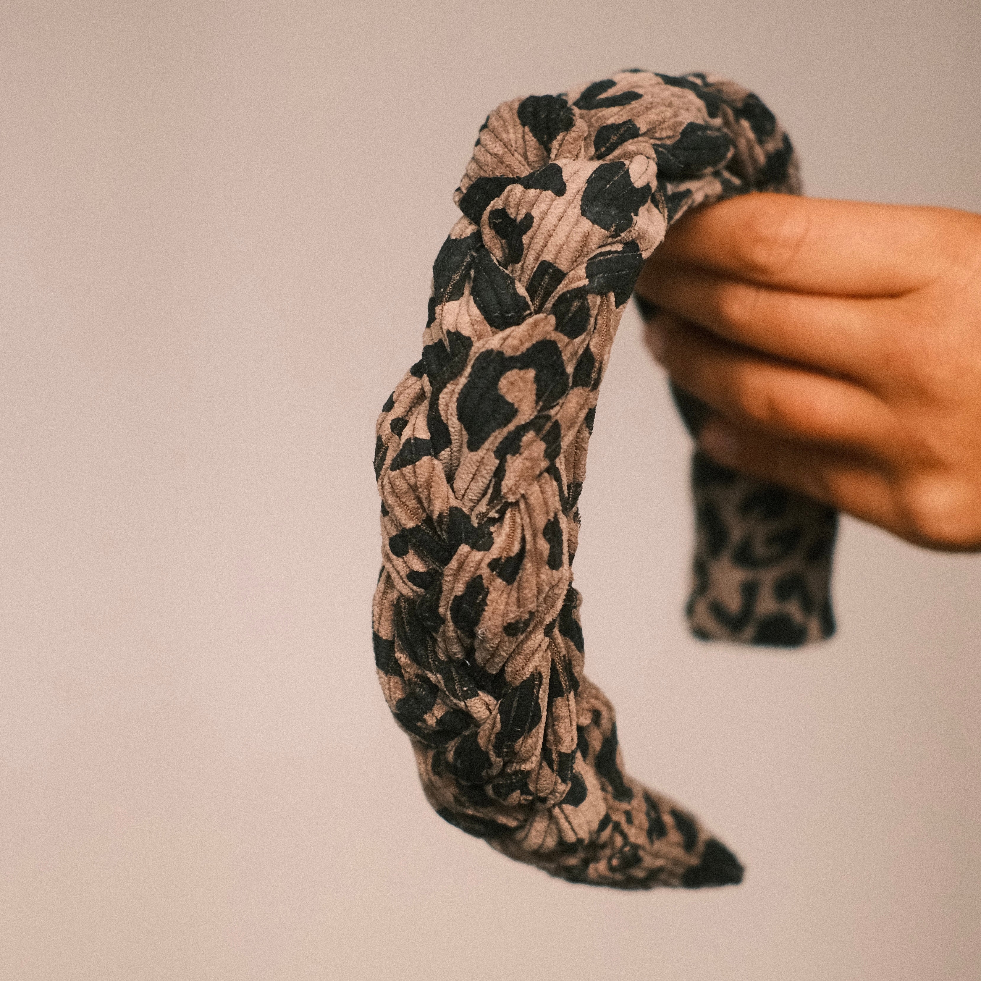 Hedda in breit - Cord Leo Taupe