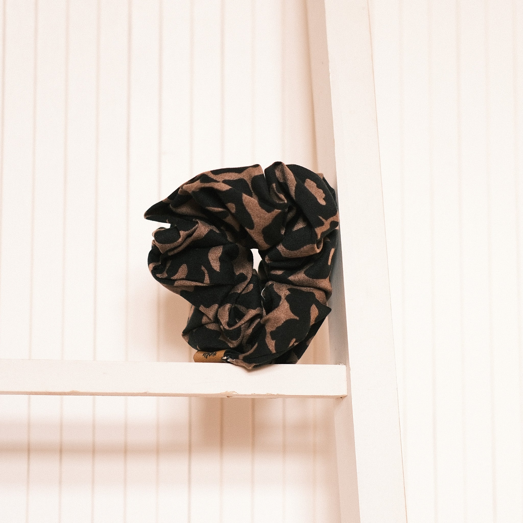 Big Scrunchie – Leo Karamell