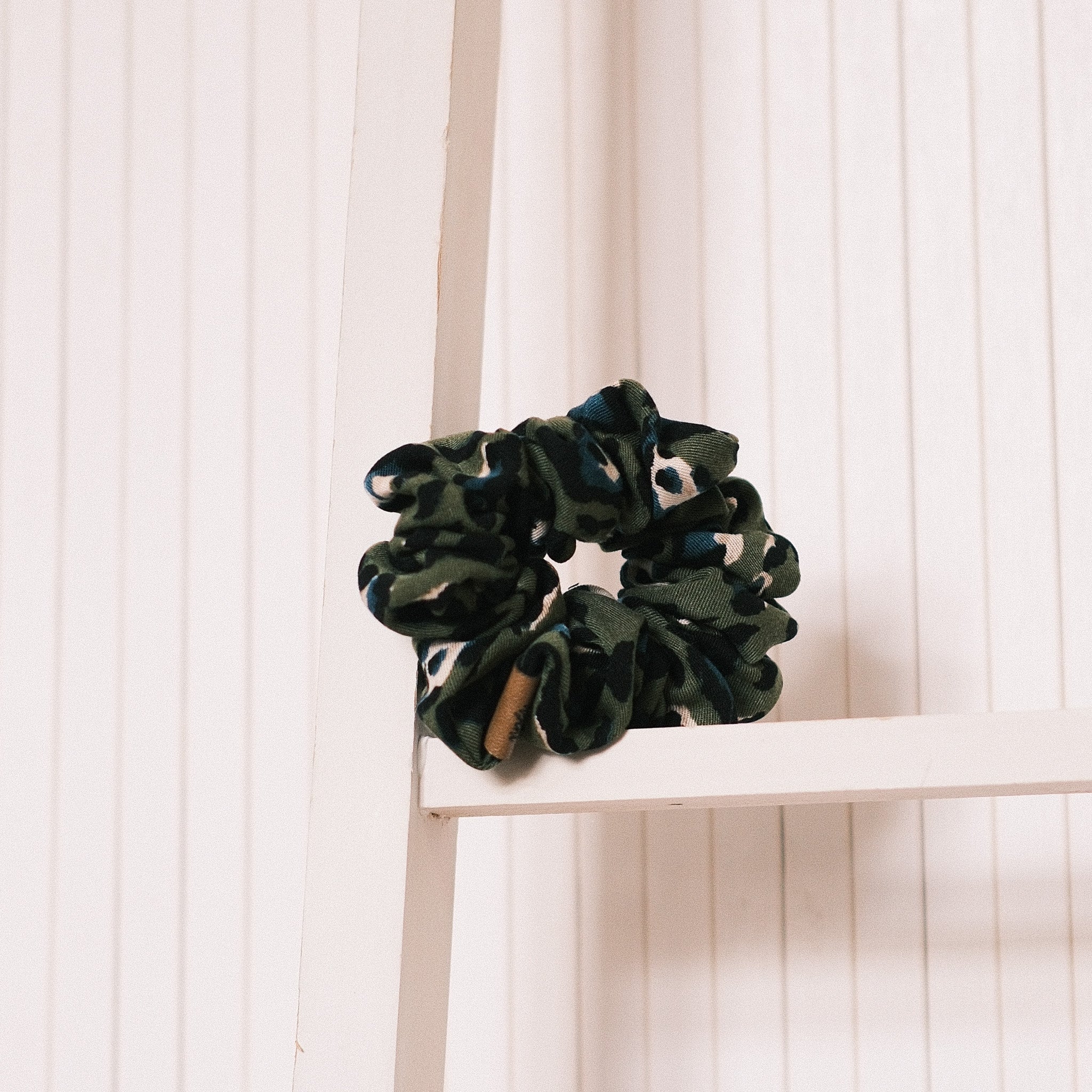 Scrunchie – Leo Tanne