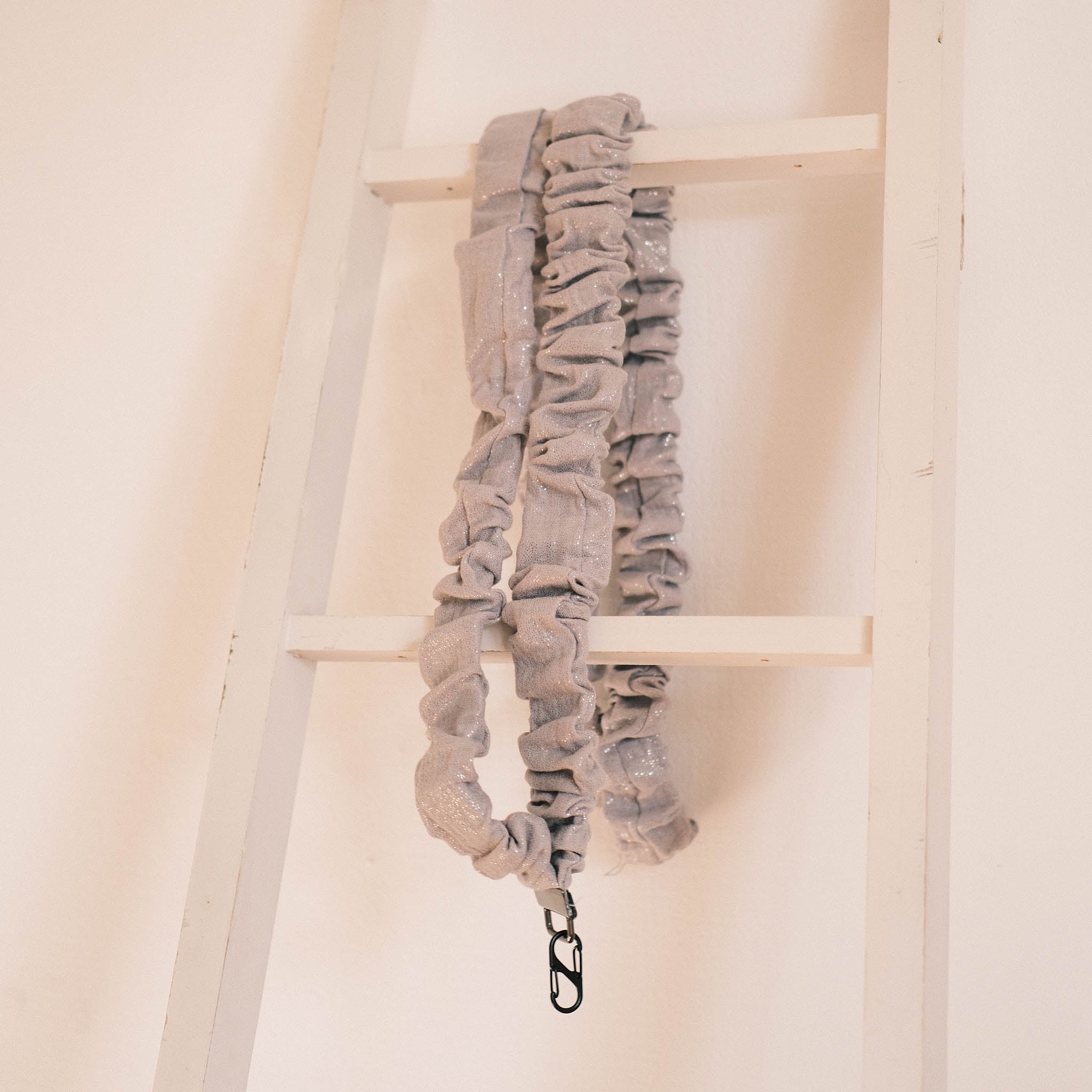 Handykette – Musselin Glitzer Grau