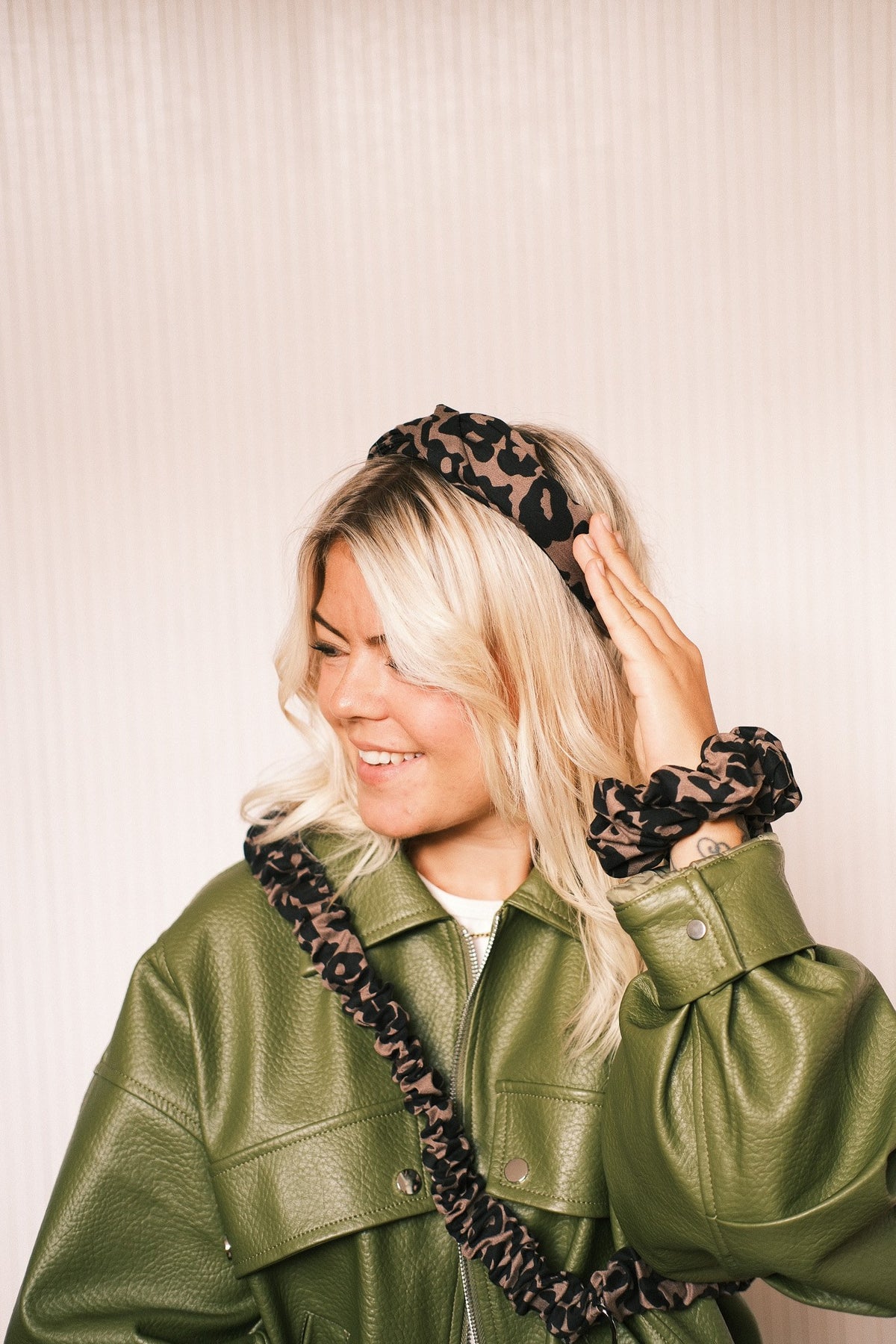 Haarreif, Scrunchie und Handykette im gleichen Muster